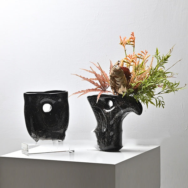 Vase en verre noir ajouré design contemporain minimaliste